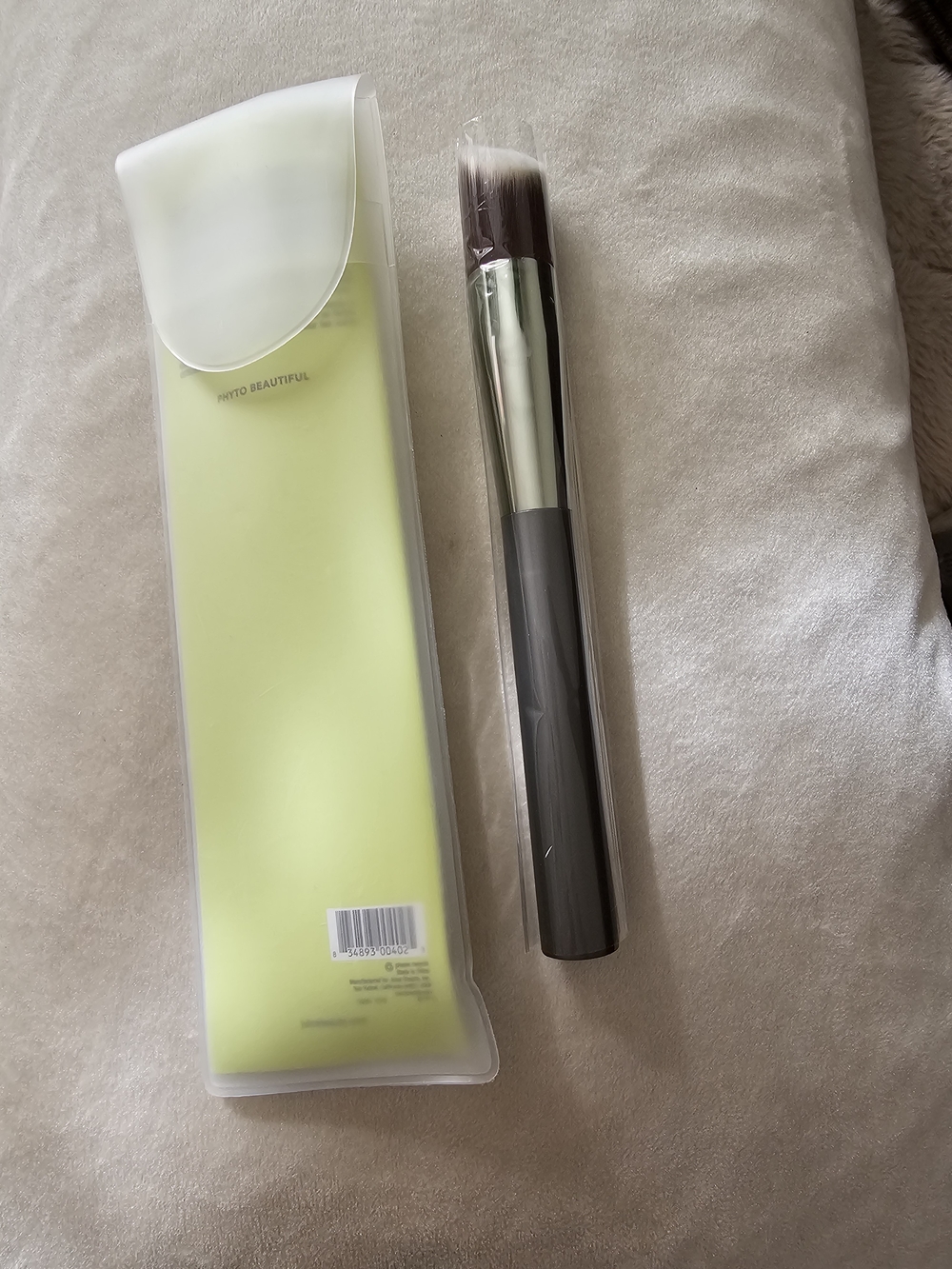 Juice Beauty Kabuki Foundation Brush with Lime Protective Sleeve